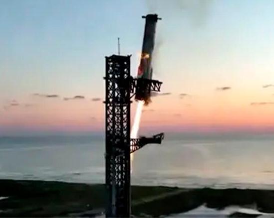 Для захвата ускорителя ракеты Starship компания SpaceX использовала «палочки для еды» / Наука и космос / iXBT Live